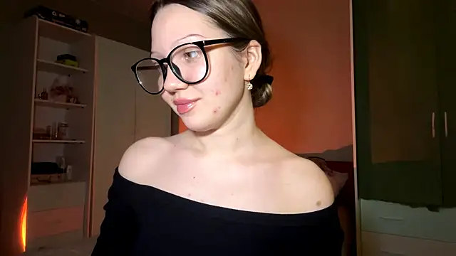 EmiIyKitty online show from 12.14.25