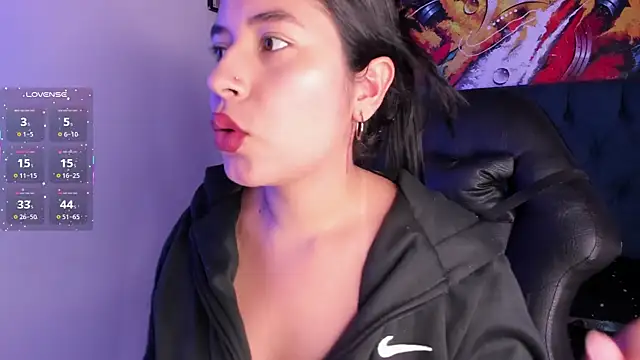 Snapshot of violet_blaze chatting on 11.30.25 violet blaze online show from 11.30.25