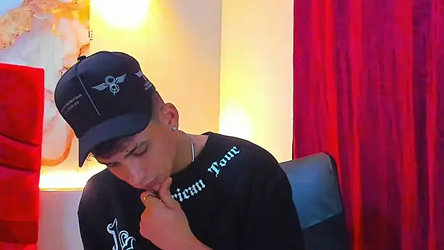 Snapshot of daniscot chatting on 10.18.25 daniscot online show from 10.18.25