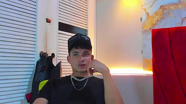 Snapshot of daniscot chatting on 10.29.25 daniscot online show from 10.29.25