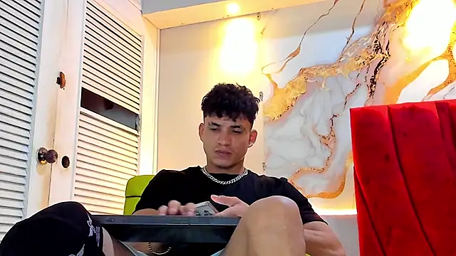 Snapshot of daniscot chatting on 11.25.25 daniscot online show from 11.25.25