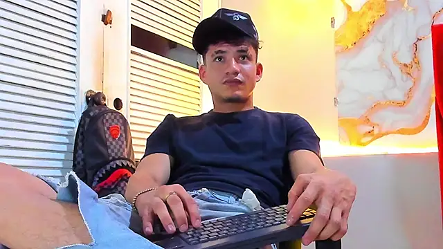 Snapshot of daniscot chatting on 11.28.25 daniscot online show from 11.28.25