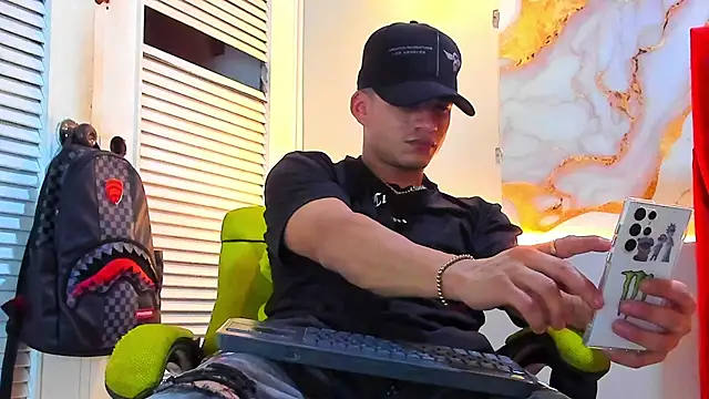 Snapshot of daniscot chatting on 11.29.25 daniscot online show from 11.29.25