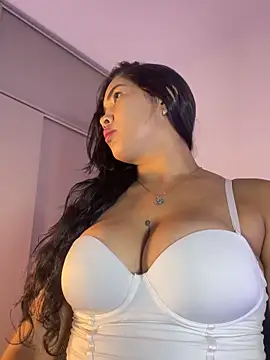 Snapshot of EmilyZuits chatting on 10.28.25 EmilyZuits online show from 10.28.25