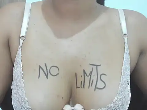 Snapshot of Valentinahot7 chatting on 10.22.25 Valentinahot7 online show from 10.22.25