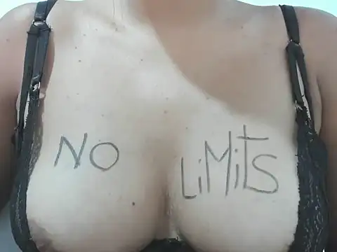 Snapshot of Valentinahot7 chatting on 12.16.25 Valentinahot7 online show from 12.16.25