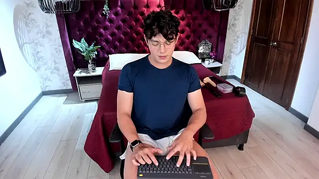 Snapshot of DyllanCooper chatting on 11.07.25 DyllanCooper online show from 11.07.25