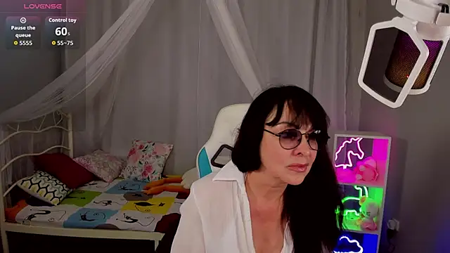 Snapshot of LindaRomero chatting on 09.28.25 LindaRomero online show from 09.28.25