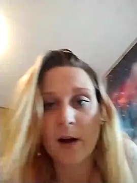 Queen2454 online show from 11.30.25