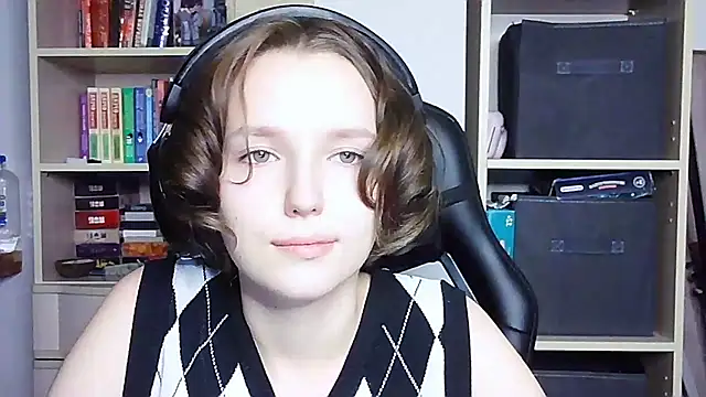 Snapshot of Diana-back chatting on 10.03.25 Diana-back online show from 10.03.25