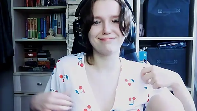 Snapshot of Diana-back chatting on 10.07.25 Diana-back online show from 10.07.25