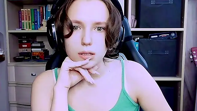 Snapshot of Diana-back chatting on 10.11.25 Diana-back online show from 10.11.25