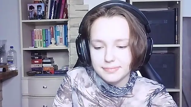 Snapshot of Diana-back chatting on 10.26.25 Diana-back online show from 10.26.25