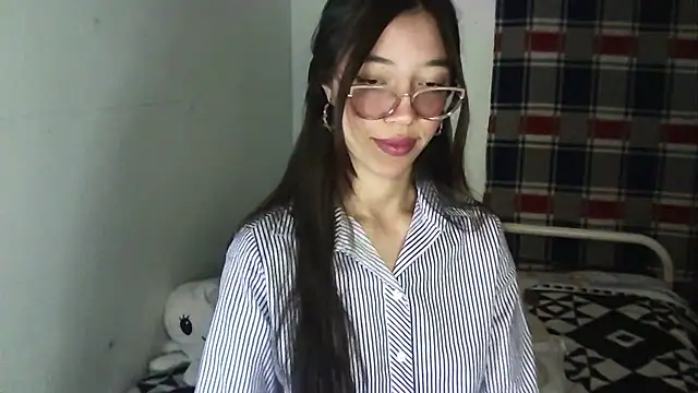 Snapshot of Mikha_Ela chatting on 10.28.25 Mikha Ela online show from 10.28.25