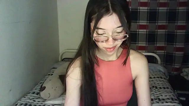 Snapshot of Mikha_Ela chatting on 10.31.25 Mikha Ela online show from 10.31.25