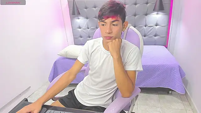 Snapshot of cherub_ chatting on 11.23.25 cherub online show from 11.23.25