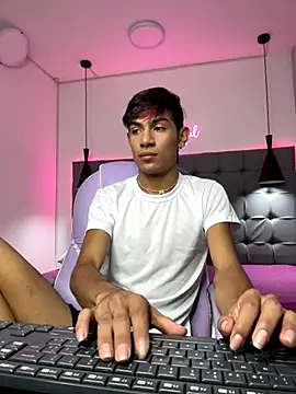 Snapshot of cherub_ chatting on 12.05.25 cherub online show from 12.05.25