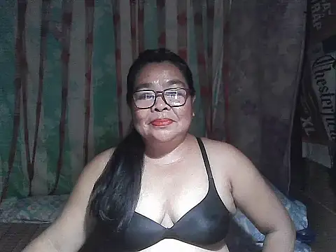 Snapshot of cris_tita chatting on 04.02.26 cris tita online show from 04.02.26