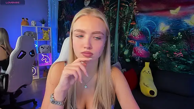 Snapshot of TessaGrays chatting on 10.28.25 TessaGrays online show from 10.28.25