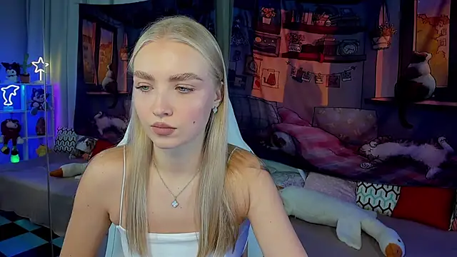 Snapshot of TessaGrays chatting on 10.31.25 TessaGrays online show from 10.31.25