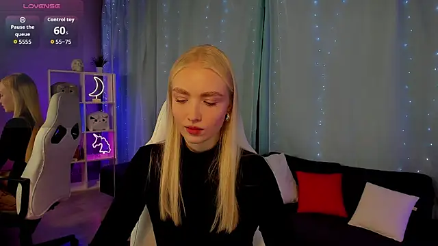 Snapshot of TessaGrays chatting on 11.04.25 TessaGrays online show from 11.04.25