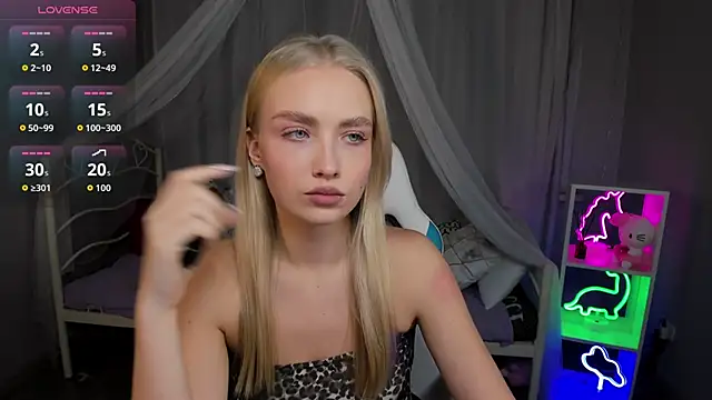 Snapshot of TessaGrays chatting on 11.18.25 TessaGrays online show from 11.18.25