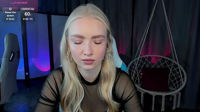 Snapshot of TessaGrays chatting on 11.30.25 TessaGrays online show from 11.30.25