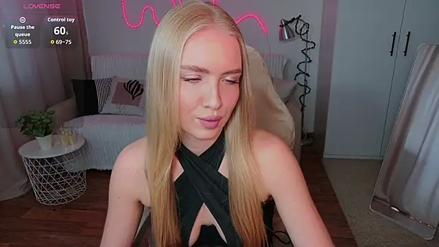 Snapshot of TessaGrays chatting on 04.28.26 TessaGrays online show from 04.28.26