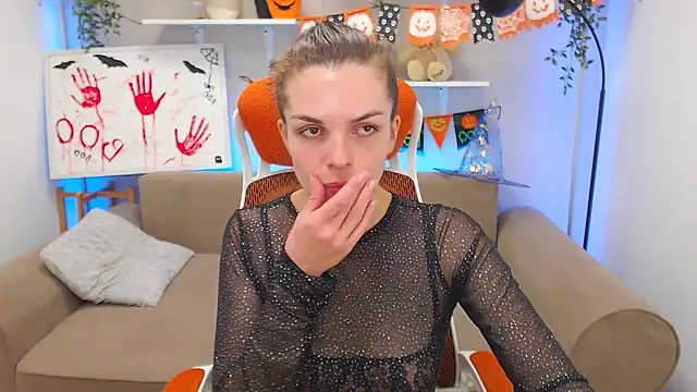 Sophiia Starr online show from 10.18.25
