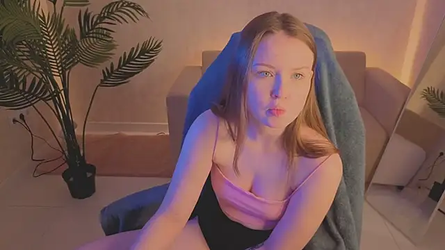 Snapshot of SirenaBlessing chatting on 12.04.25 SirenaBlessing online show from 12.04.25