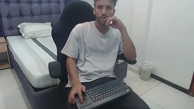 Juan FelipeX01 online show from 11.18.25