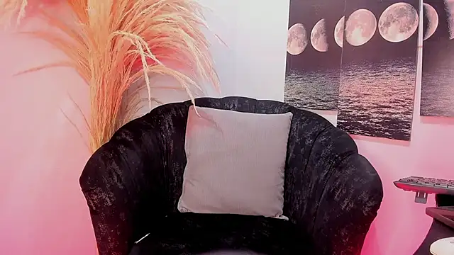 Snapshot of cloemorningstar chatting on 10.19.25 cloemorningstar online show from 10.19.25