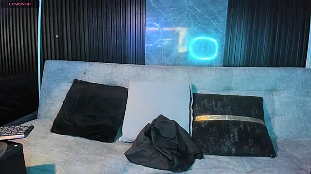 Snapshot of cloemorningstar chatting on 10.29.25 cloemorningstar online show from 10.29.25