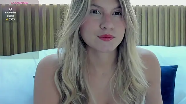 Snapshot of mia_curry chatting on 12.21.25 mia curry online show from 12.21.25