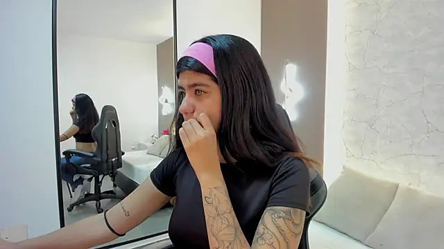 Snapshot of fiorella18_ chatting on 11.14.25 fiorella18 online show from 11.14.25