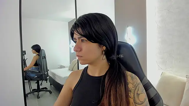 Snapshot of fiorella18_ chatting on 11.15.25 fiorella18 online show from 11.15.25