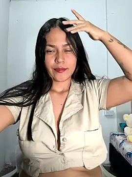 Snapshot of Nadia_hasbun chatting on 10.28.25 Nadia hasbun online show from 10.28.25