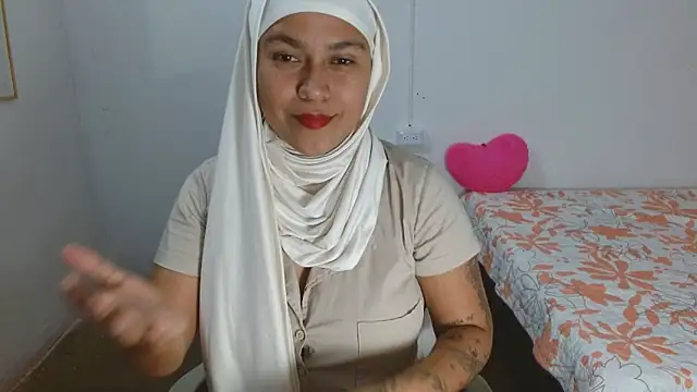 Snapshot of Nadia_hasbun chatting on 11.12.25 Nadia hasbun online show from 11.12.25