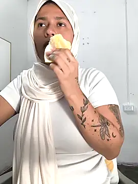 Snapshot of Nadia_hasbun chatting on 12.13.25 Nadia hasbun online show from 12.13.25