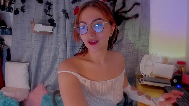 Snapshot of AmaruBloom chatting on 10.23.25 AmaruBloom online show from 10.23.25