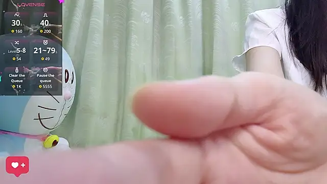 Snapshot of kindbee chatting on 10.26.25 kindbee online show from 10.26.25