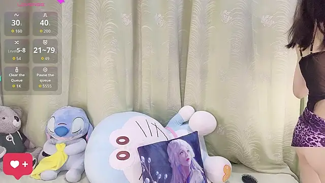 Snapshot of kindbee chatting on 11.12.25 kindbee online show from 11.12.25