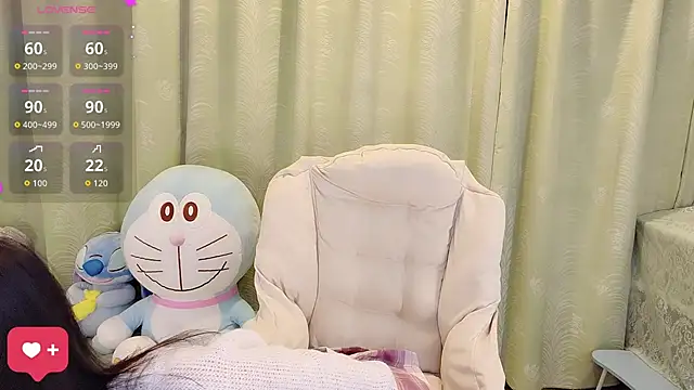 Snapshot of kindbee chatting on 11.13.25 kindbee online show from 11.13.25