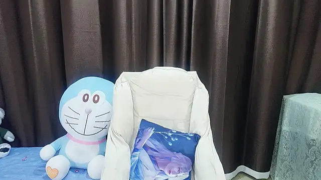 Snapshot of kindbee chatting on 12.02.25 kindbee online show from 12.02.25