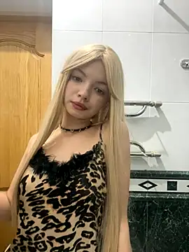 Snapshot of _Siennaaa_ chatting on 10.25.25 Siennaaa online show from 10.25.25