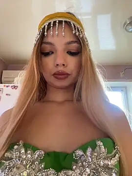 Snapshot of _Siennaaa_ chatting on 11.03.25 Siennaaa online show from 11.03.25