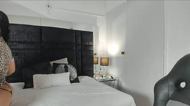 Snapshot of MayaCurvy chatting on 10.04.25 MayaCurvy online show from 10.04.25