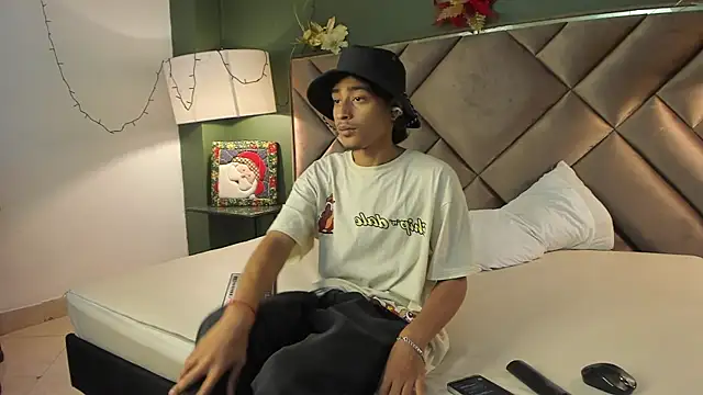 Snapshot of Dickie_Dicking chatting on 12.15.25 Dickie Dicking online show from 12.15.25