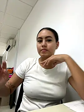 Snapshot of Sofi_kim_ chatting on 10.28.25 Sofi kim online show from 10.28.25