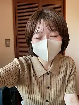 Snapshot of momo_yuipu chatting on 10.08.25 momo yuipu online show from 10.08.25